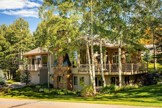 view of front of home with a front yard