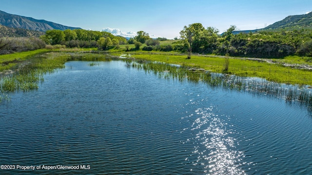 water view featuring a mountain view