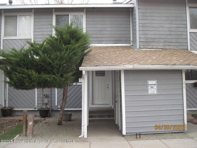 view of front of property featuring fence