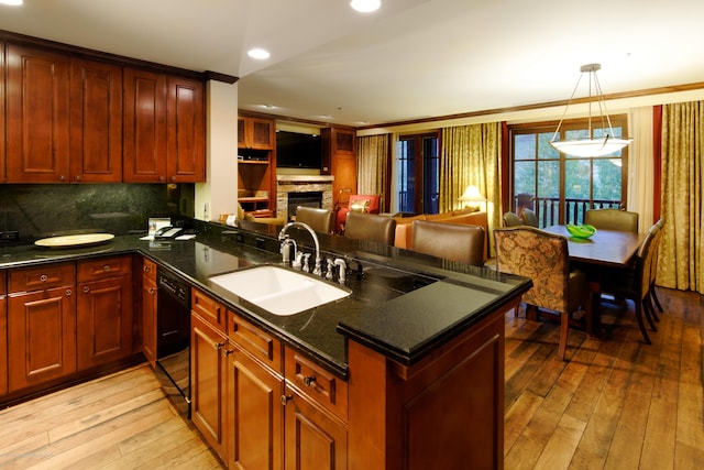 0075 Prospector Rd Unit 8405Summer Interest, Aspen, CO 81611 - kitchen featuring light wood-type flooring, open floor plan, a peninsula, decorative backsplash, and recessed lighting