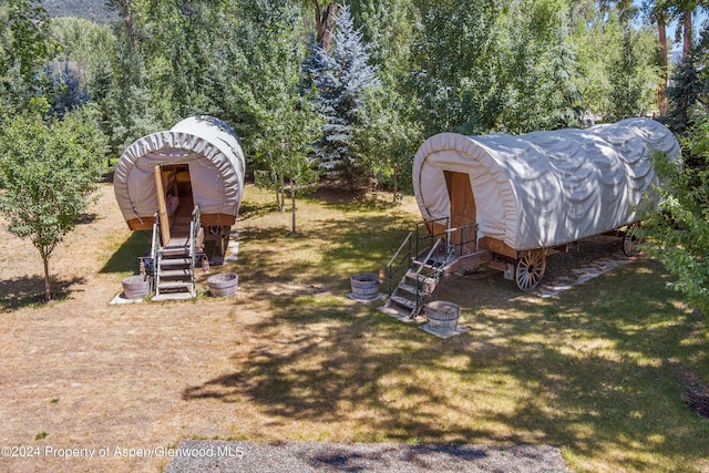 view of yard featuring an outbuilding