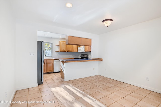 kitchen with a kitchen breakfast bar, kitchen peninsula, light brown cabinetry, light tile patterned floors, and appliances with stainless steel finishes