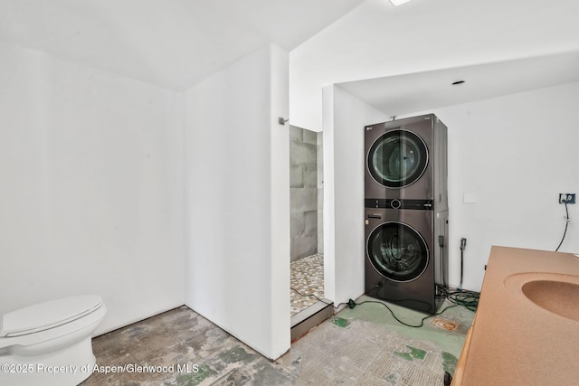 40889 County Road 76a, Hayden, CO 81639 - full bathroom featuring estacked washer and dryer, a tile shower, toilet, and vanity