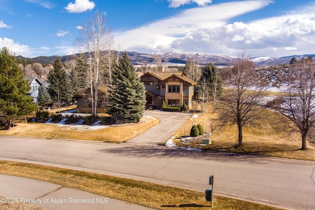 view of front of house with driveway and a mountain view