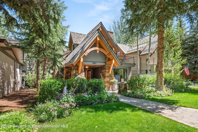 view of front of home with a front lawn