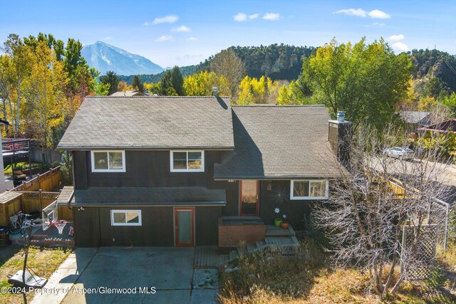 view of front of property featuring a mountain view