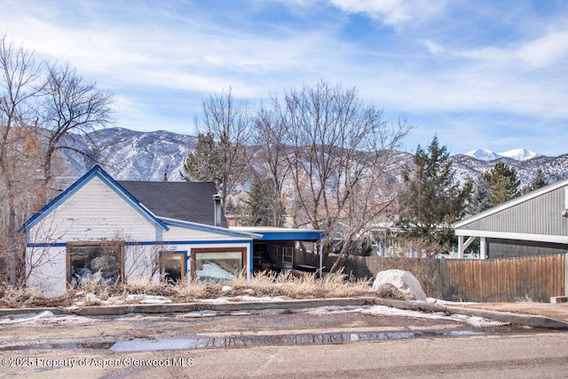 view of front of property featuring a mountain view