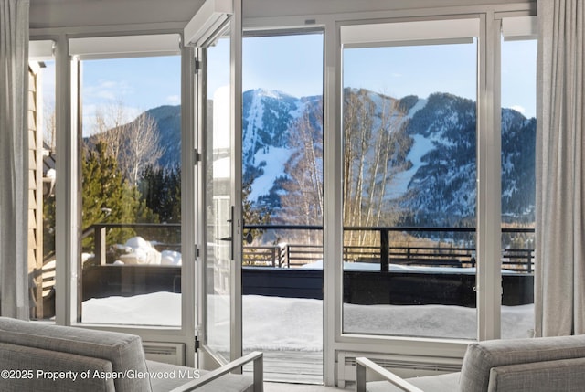 entryway featuring a mountain view