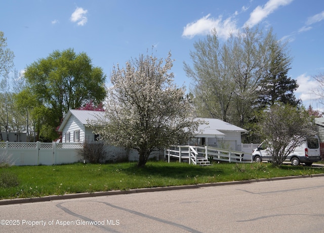 view of front of house featuring a front lawn