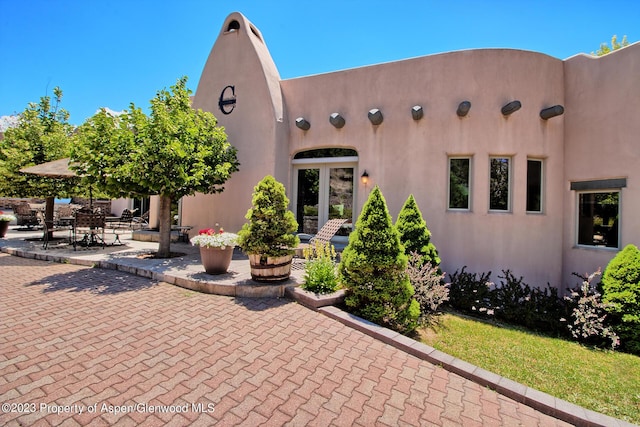 view of front of property featuring a patio area