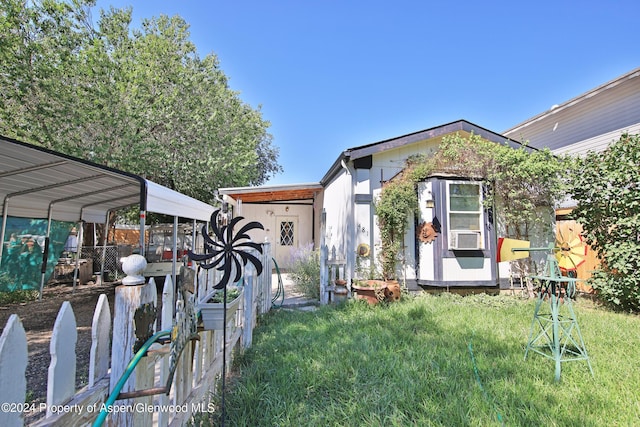 view of front facade featuring a carport and a front yard