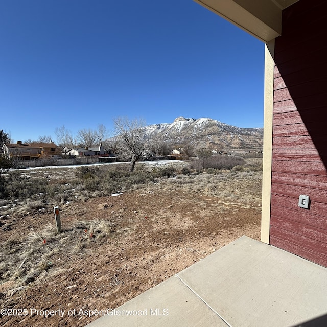 view of yard featuring a mountain view