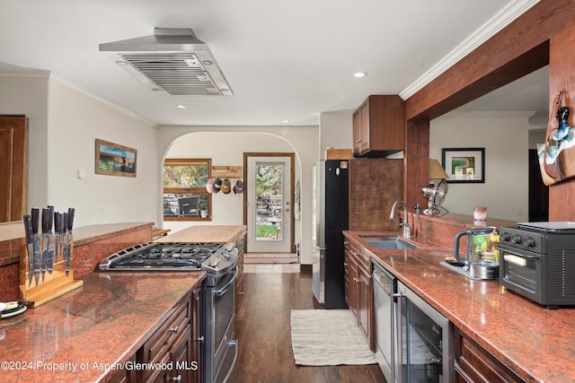 kitchen with dark wood-type flooring, stainless steel range with gas cooktop, crown molding, sink, and beverage cooler