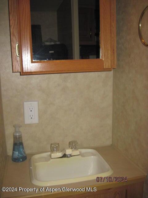 bathroom featuring sink