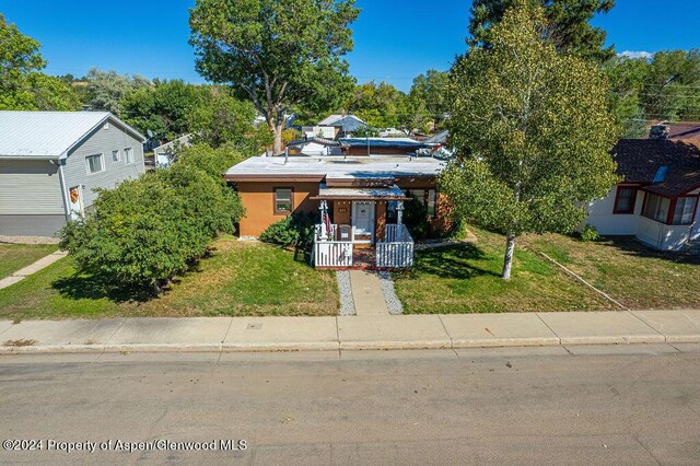 view of front of property with a front yard