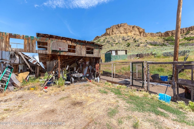 view of yard featuring a mountain view