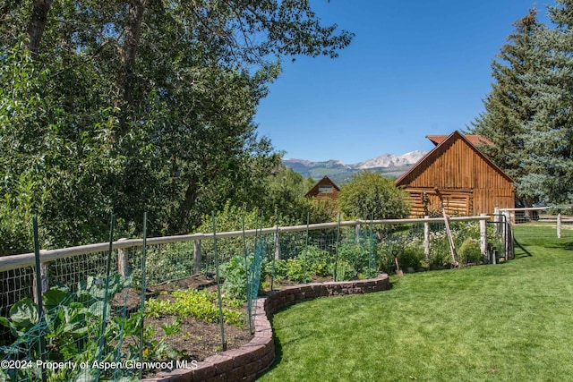 view of yard with a mountain view