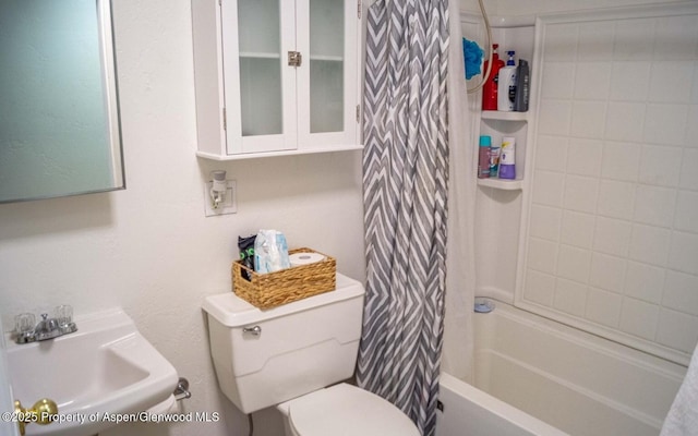 337 E 5 Th St, Rifle, CO 81650 - bathroom with a sink and shower / tub combo