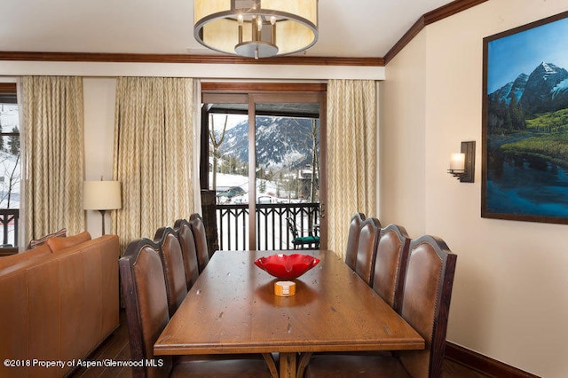 dining space featuring ornamental molding