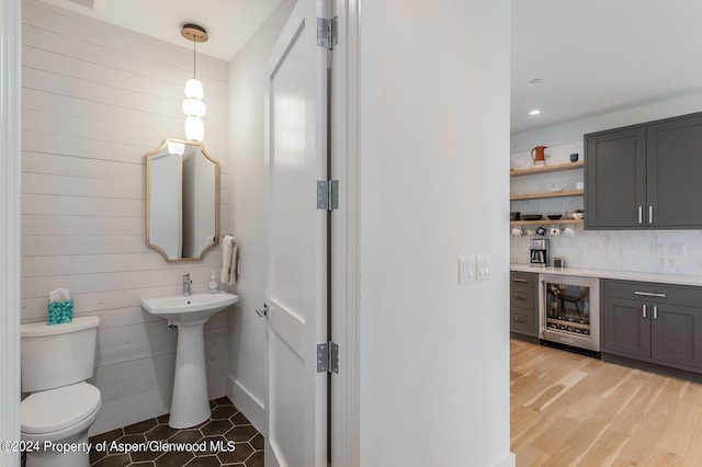 577 Fox Run Dr, Carbondale, CO 81623 - bathroom featuring beverage cooler, backsplash, recessed lighting, and wood finished floors