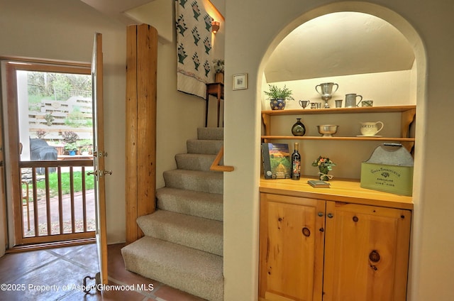 48 Creekside Ct, Glenwood Springs, CO 81601 - staircase featuring arched walkways