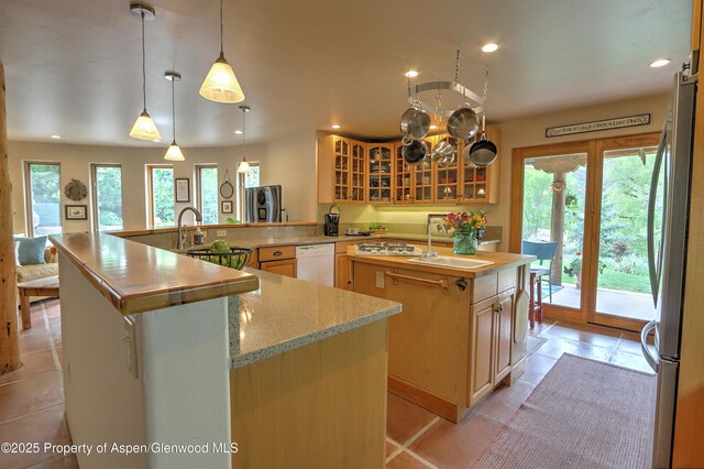 48 Creekside Ct, Glenwood Springs, CO 81601 - kitchen featuring a sink, freestanding refrigerator, white dishwasher, a kitchen island with sink, and recessed lighting