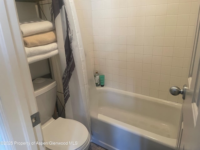 bathroom featuring toilet and shower / tub combo with curtain