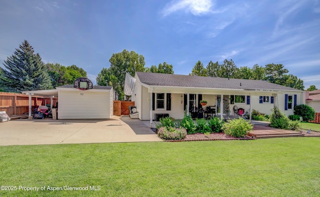 view of front of home featuring fence, a carport, and a front yard