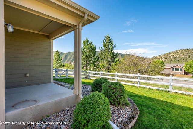 view of yard with a mountain view
