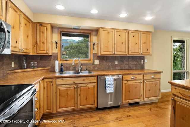 912 Red Mountain Dr, Glenwood Springs, CO 81601 - kitchen featuring stainless steel appliances, light wood-style floors, decorative backsplash, and recessed lighting
