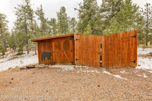 view of outbuilding