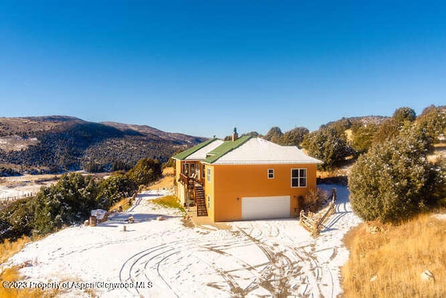 view of front of property featuring a mountain view and a garage