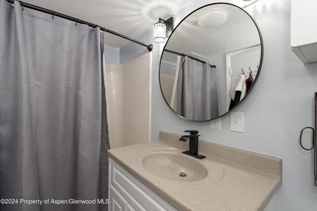 11101 County Road 117 Unit B4, Glenwood Springs, CO 81601 - full bathroom with vanity and curtained shower