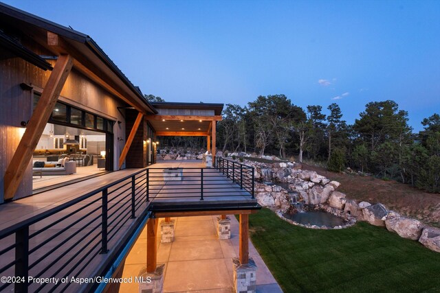 view of yard at dusk