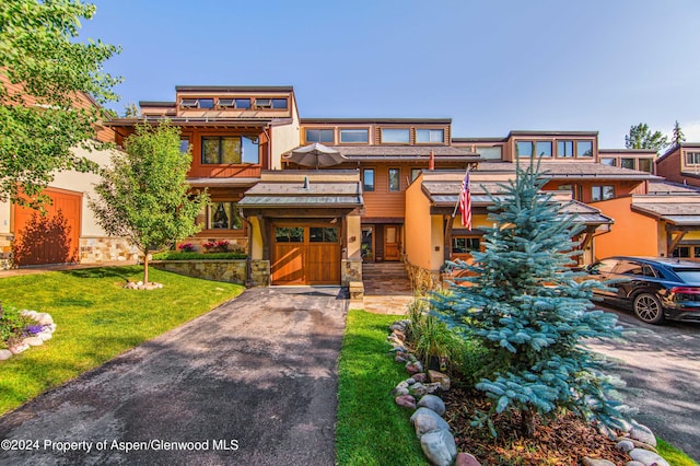 view of front of house with a front lawn