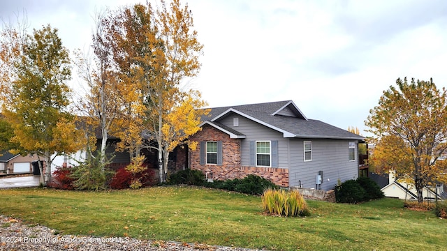 view of front of property featuring a front yard