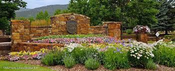 community / neighborhood sign featuring a mountain view