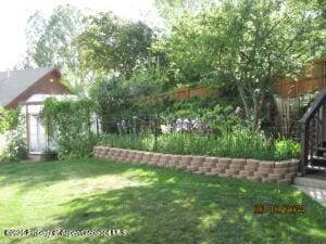 view of yard with an outdoor structure