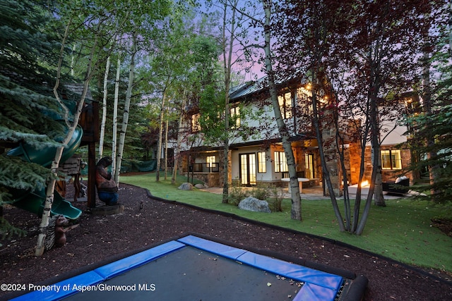 view of yard at dusk