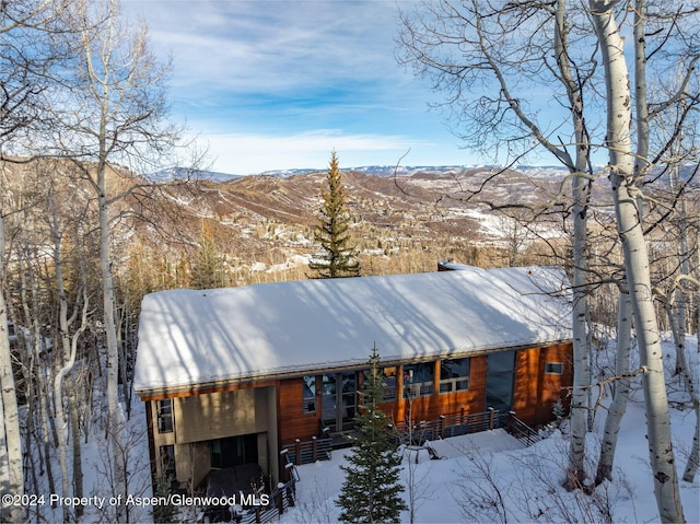 view of front of house featuring a mountain view