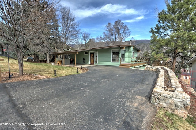 view of front of house featuring a front yard and driveway