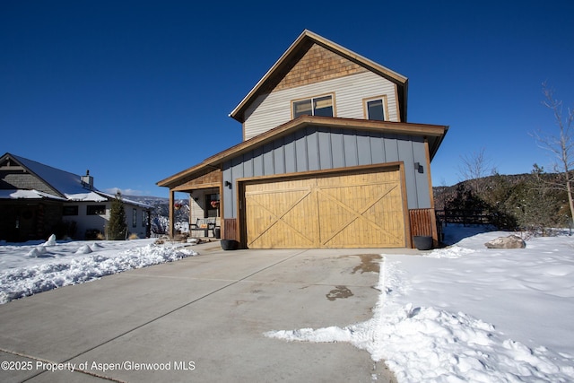 view of front facade featuring a garage