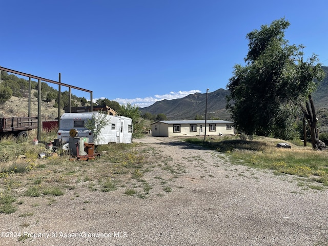 view of yard with a mountain view