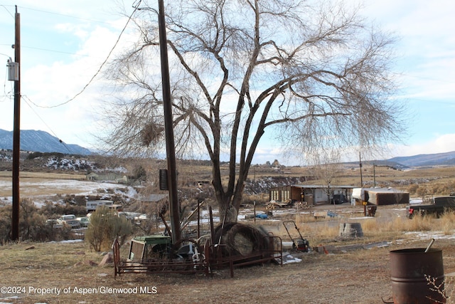 view of yard with a mountain view