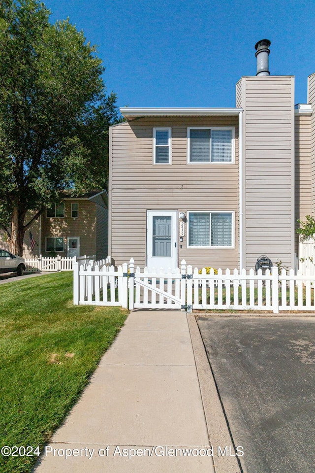 view of front facade with a front yard