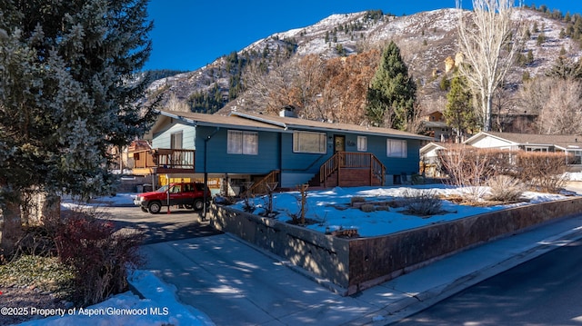 ranch-style home with a mountain view