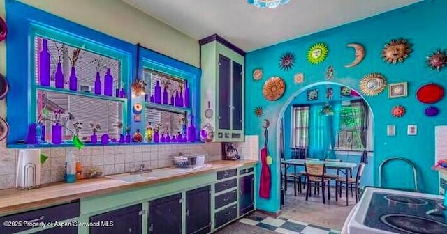 1021 Grand Ave, Glenwood Springs, CO 81601 - bar with backsplash