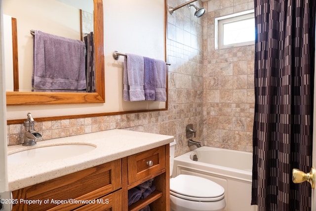 bathroom with shower / tub combo with curtain, vanity, and toilet