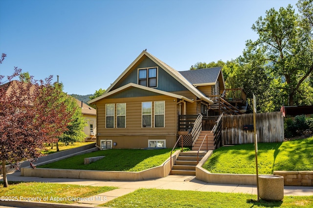 view of front of property featuring a front lawn