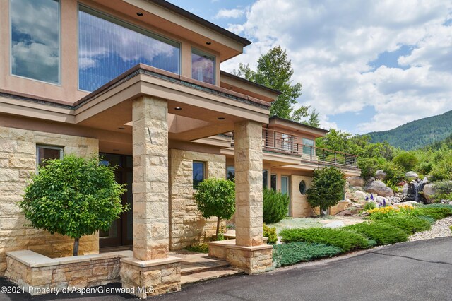 property entrance featuring a mountain view